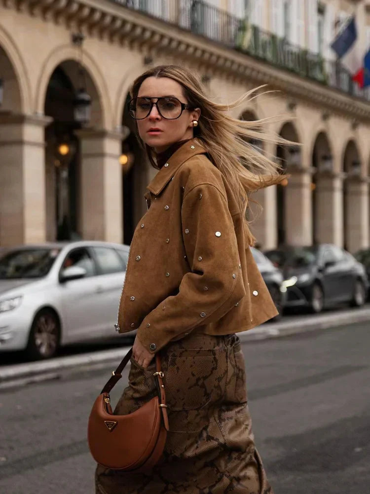 ModeGeist | Lässige Einfarbige, mit Nieten Verzierte Wildlederjacke