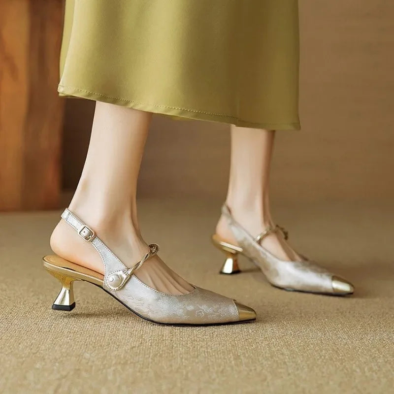 MODEGEIST Damen Slingback Kitten Heels Perlenriemen Spitze Zehen