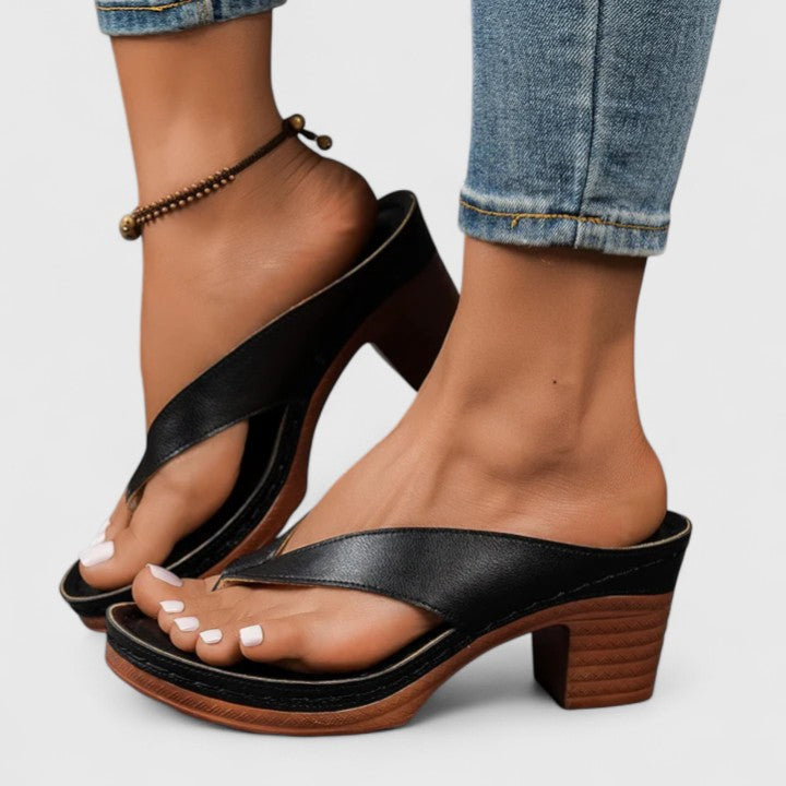 MODEGEIST Damen Block-Heel Zehentrenner Plateau Schwarz