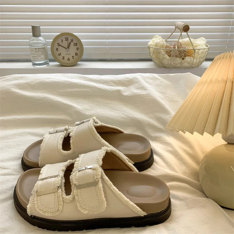 MODEGEIST Damen Slip-On Pantoletten Gepolstert Schnallen-Detail