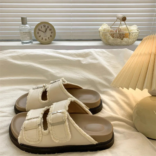 MODEGEIST Damen Slip-On Pantoletten Gepolstert Schnallen-Detail