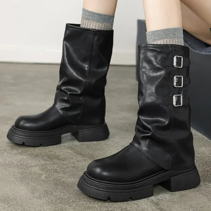 ModeGeist | Chunky-Heel-Biker-Stiefel für Damen mit Riemen-Details