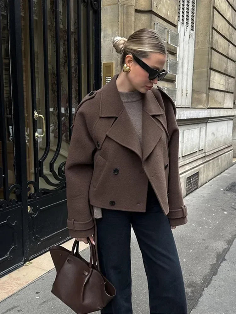 ModeGeist | Peacoat Mantel - Wolle - Doppelreihig - Kurzes Modell - Große Revers - Figurnah