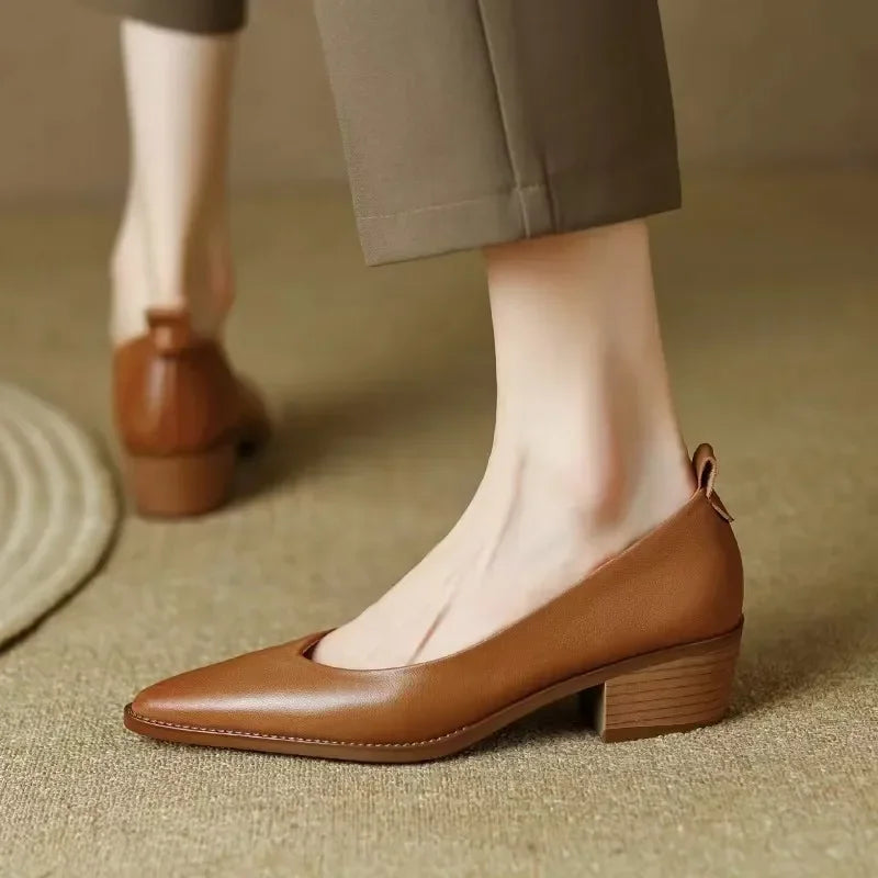 MODEGEIST Damen Pumps Blockabsatz Spitze Zehe Slip-On Elegant