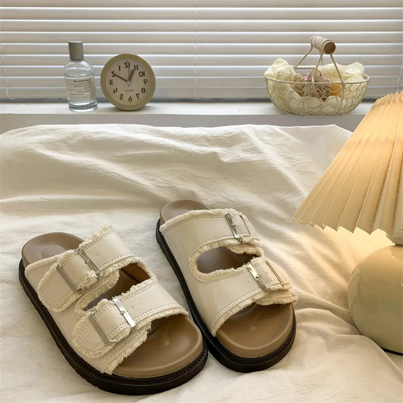 MODEGEIST Damen Slip-On Pantoletten Gepolstert Schnallen-Detail