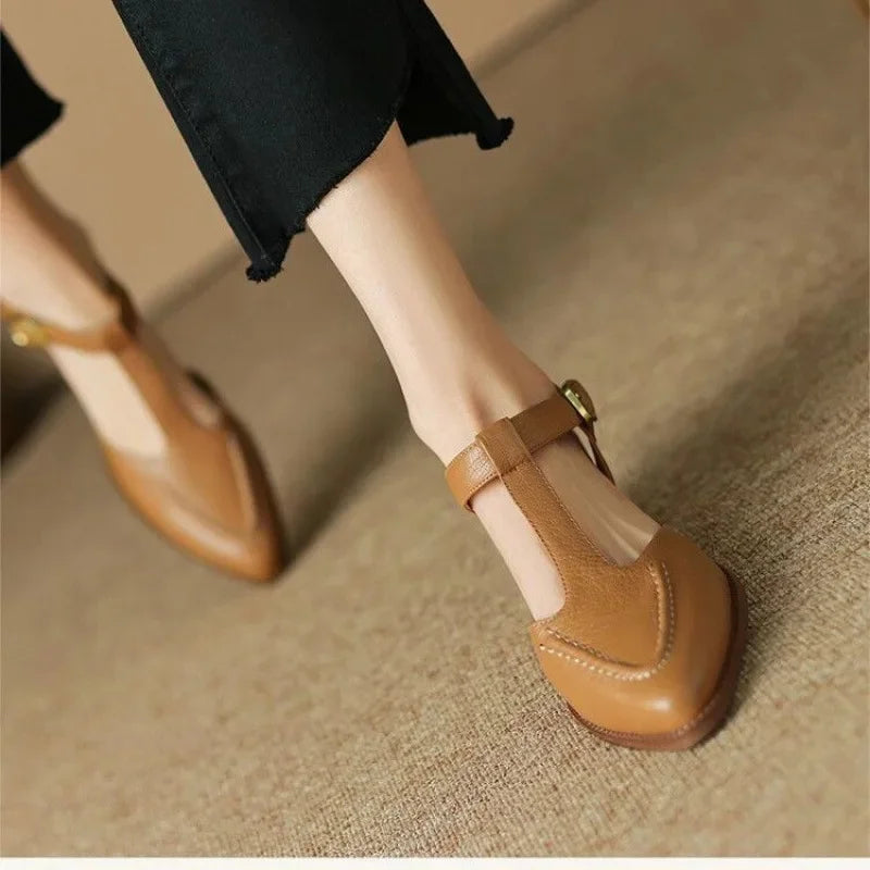 MODEGEIST Damen T-Riemen Pumps spitze Zehen niedriger Absatz