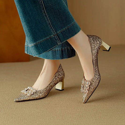 MODEGEIST Damen Glitzer Pumps Blockabsatz Spitz Silber