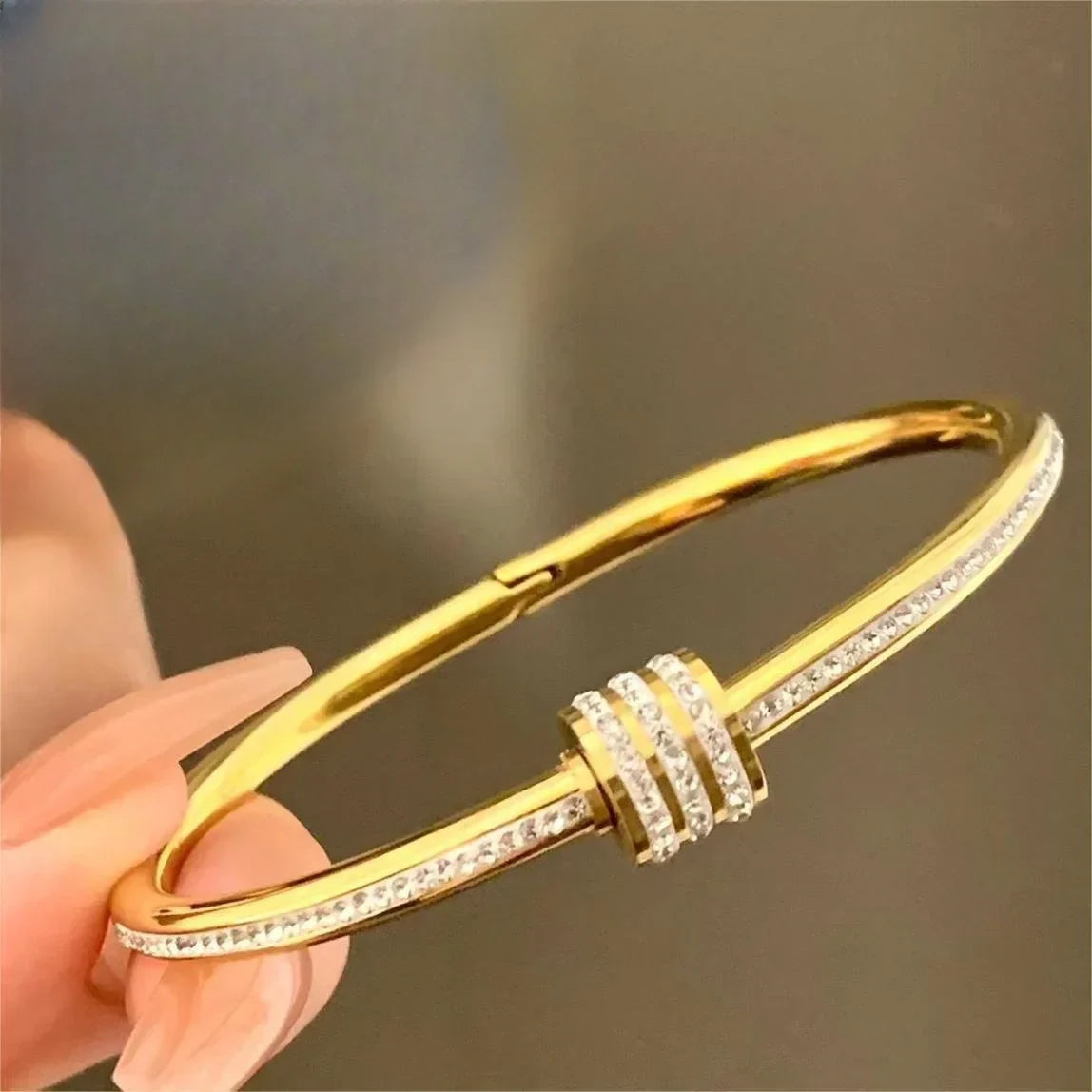 Edle Damenarmbänder aus Titan und Gold von Vena
 - Krohn-e