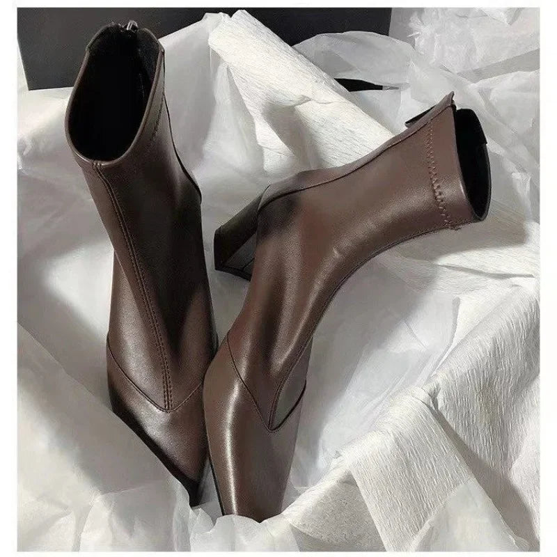 ModeGeist | High Heels Chunky Heel Stiefel mit Spitzem Zehen