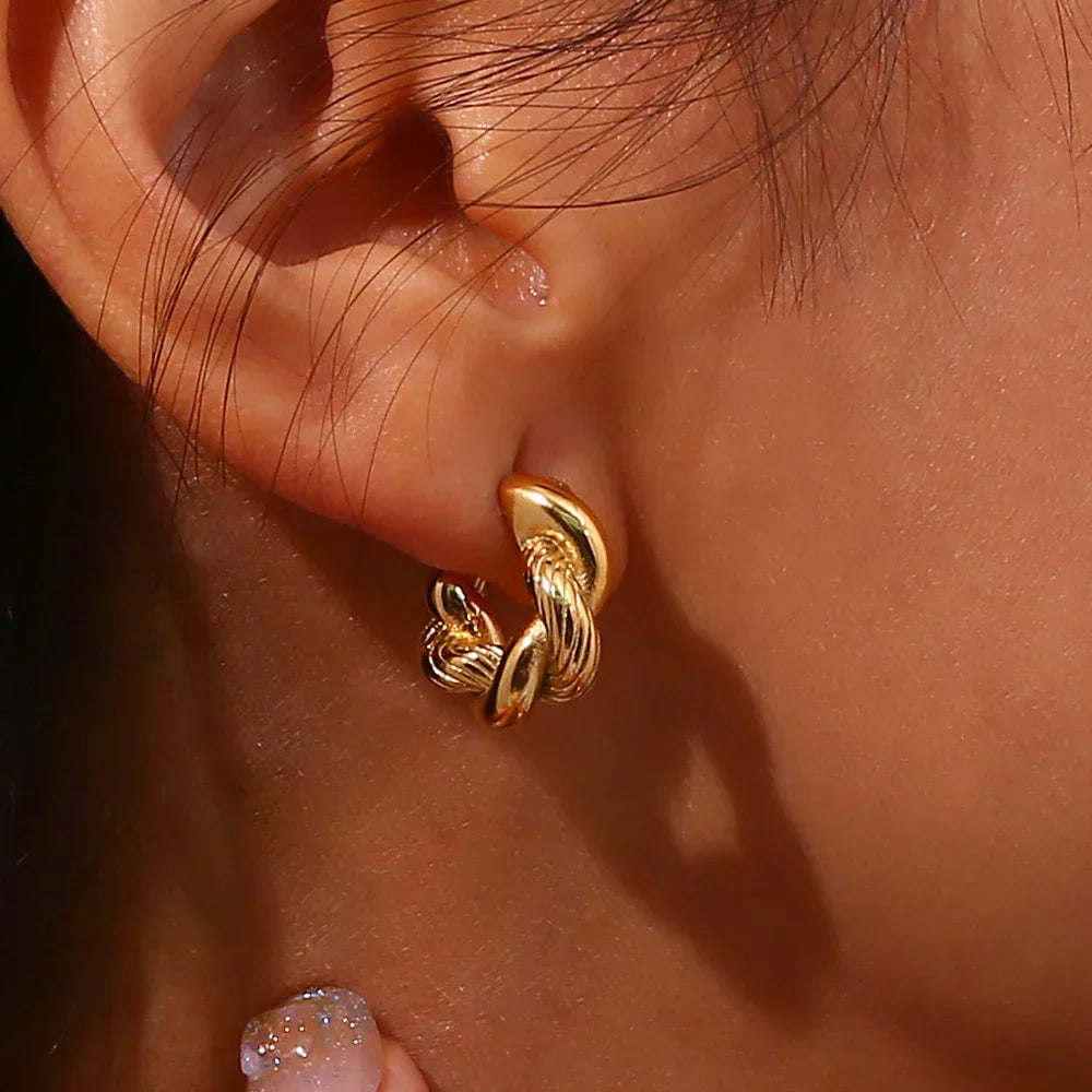 Goldfarbene, dicke, gedrehte Creolen aus 18 Karat vergoldetem Elfe-Schmuck
 - Krohn-e