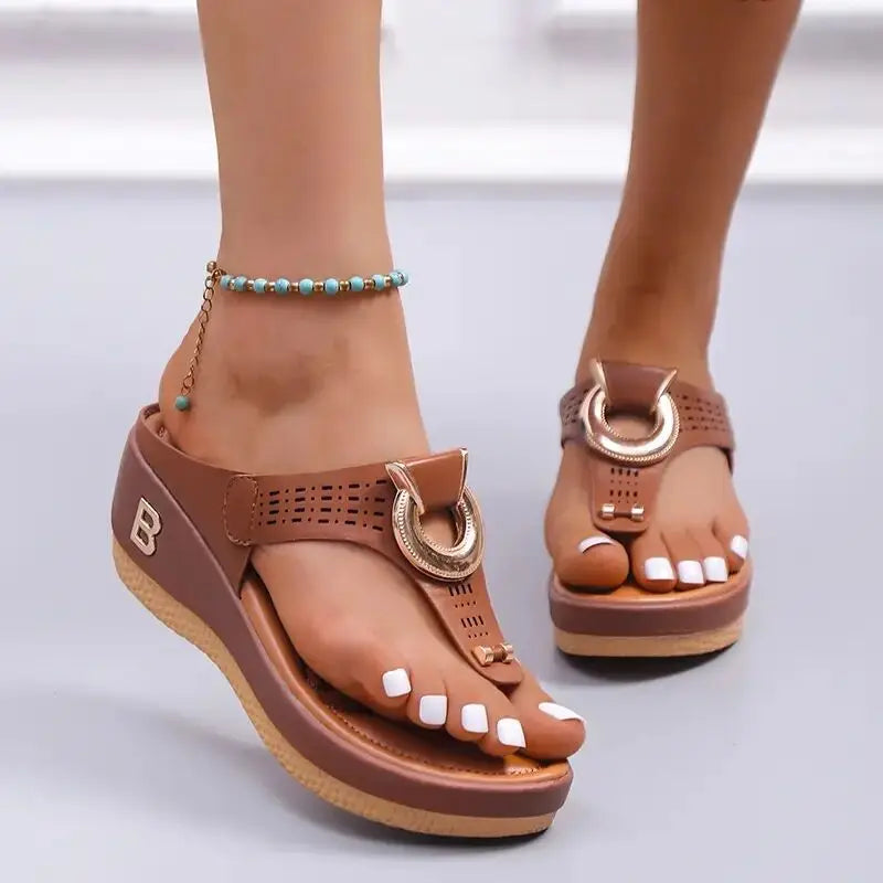 Bequeme Claire® Sommersandalen mit großer Plattform und rutschfester Sohle für den Strand