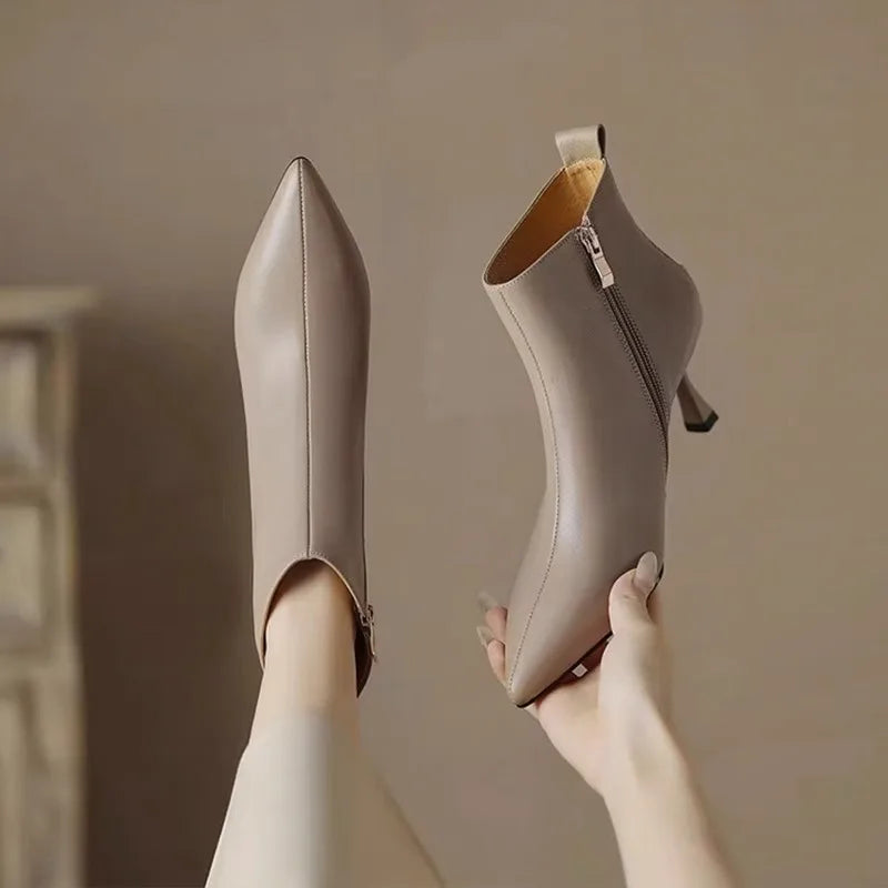 MODEGEIST Damen Kitten-Heel Stiefeletten Elegent Spitz Schwarz