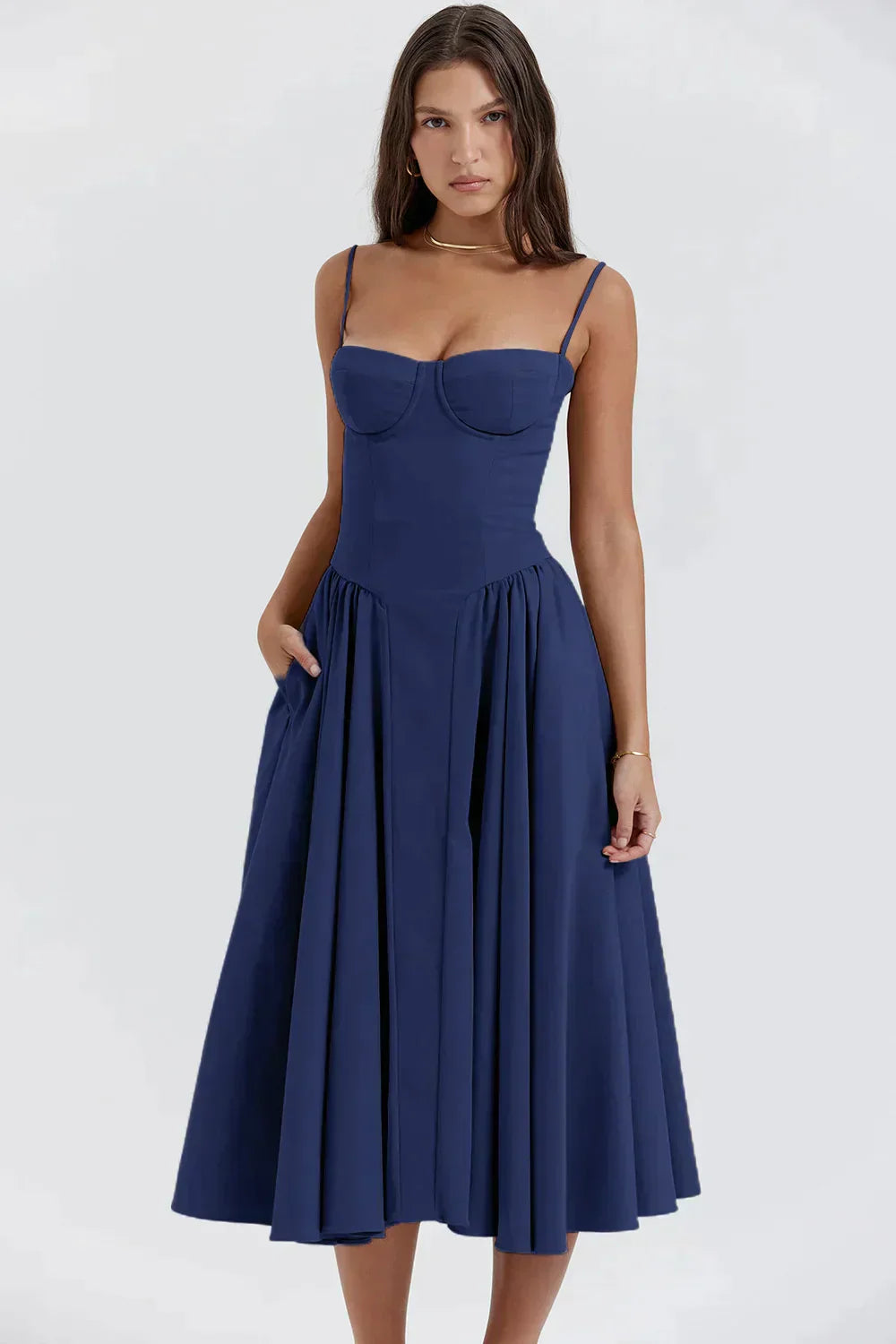 Hannah: Elegantes, schulterfreies Kleid mit Plissee