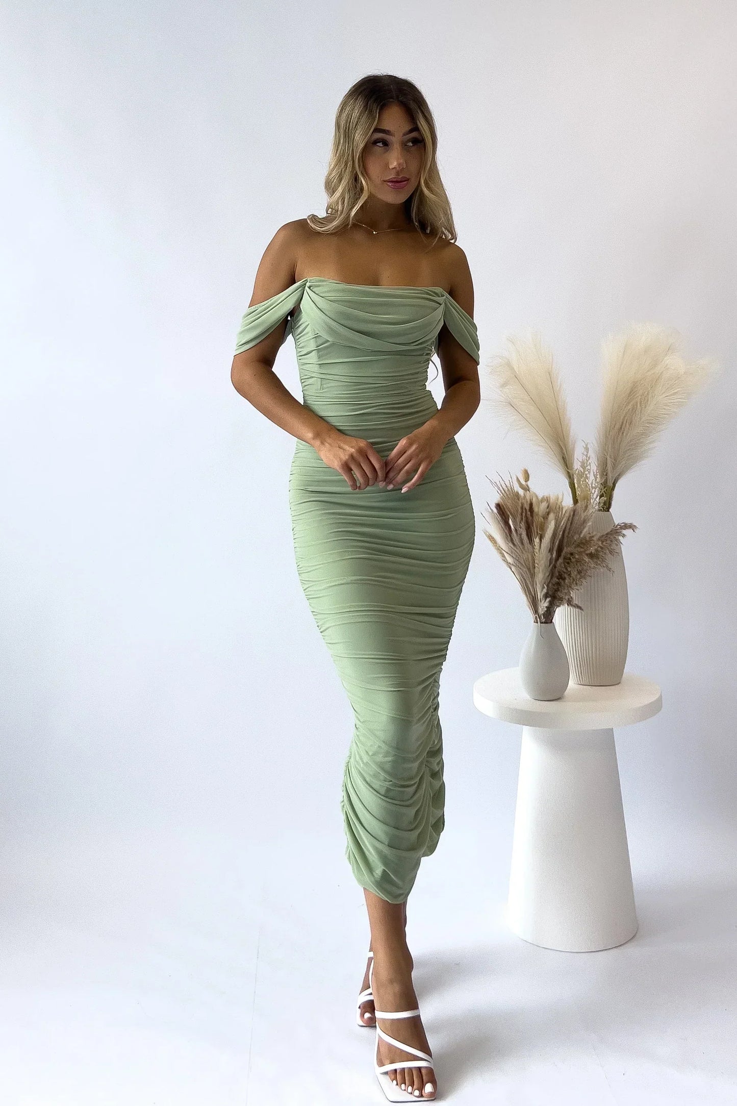 Maxikleid mit Carmen-Ausschnitt und gerafftem Mesh-Überwurf