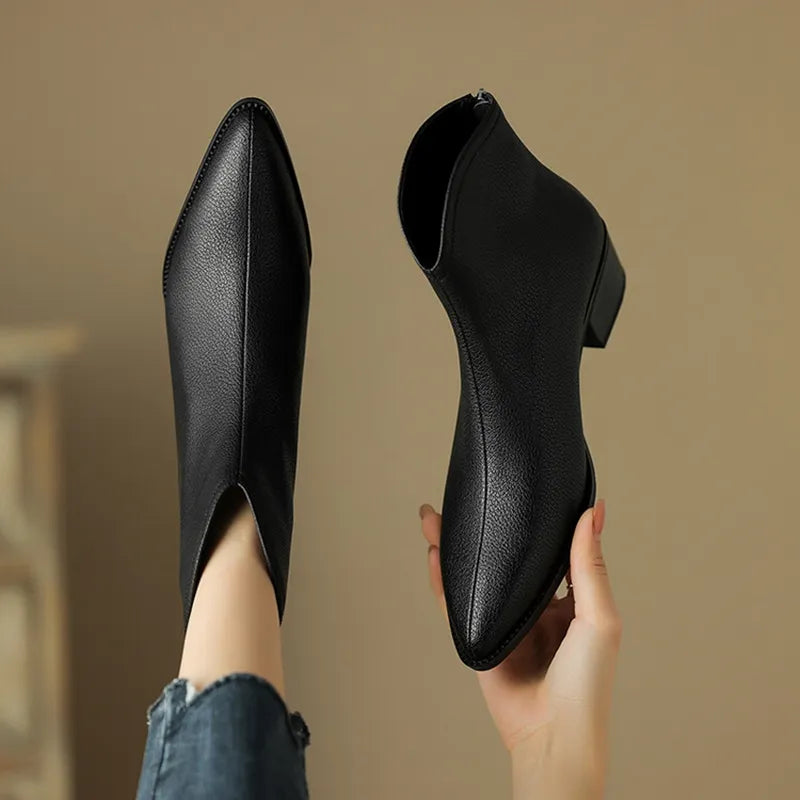 Lederstiefel von Dorothy mit spitzer Spitze