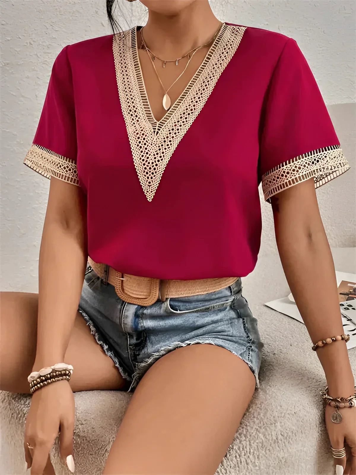 Boho-Sommerbluse für Damen mit schwarzem V-Ausschnitt und Häkelelementen