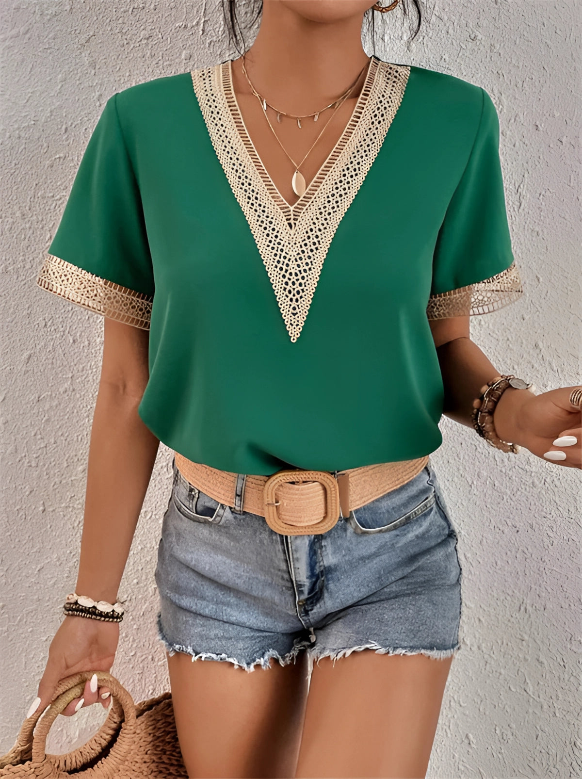 Boho-Sommerbluse für Damen mit schwarzem V-Ausschnitt und Häkelelementen