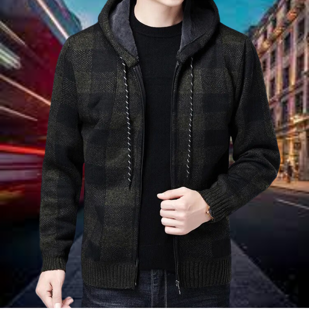 Hochwertige Strickjacke von Hyvaelis mit karierter Kapuze
