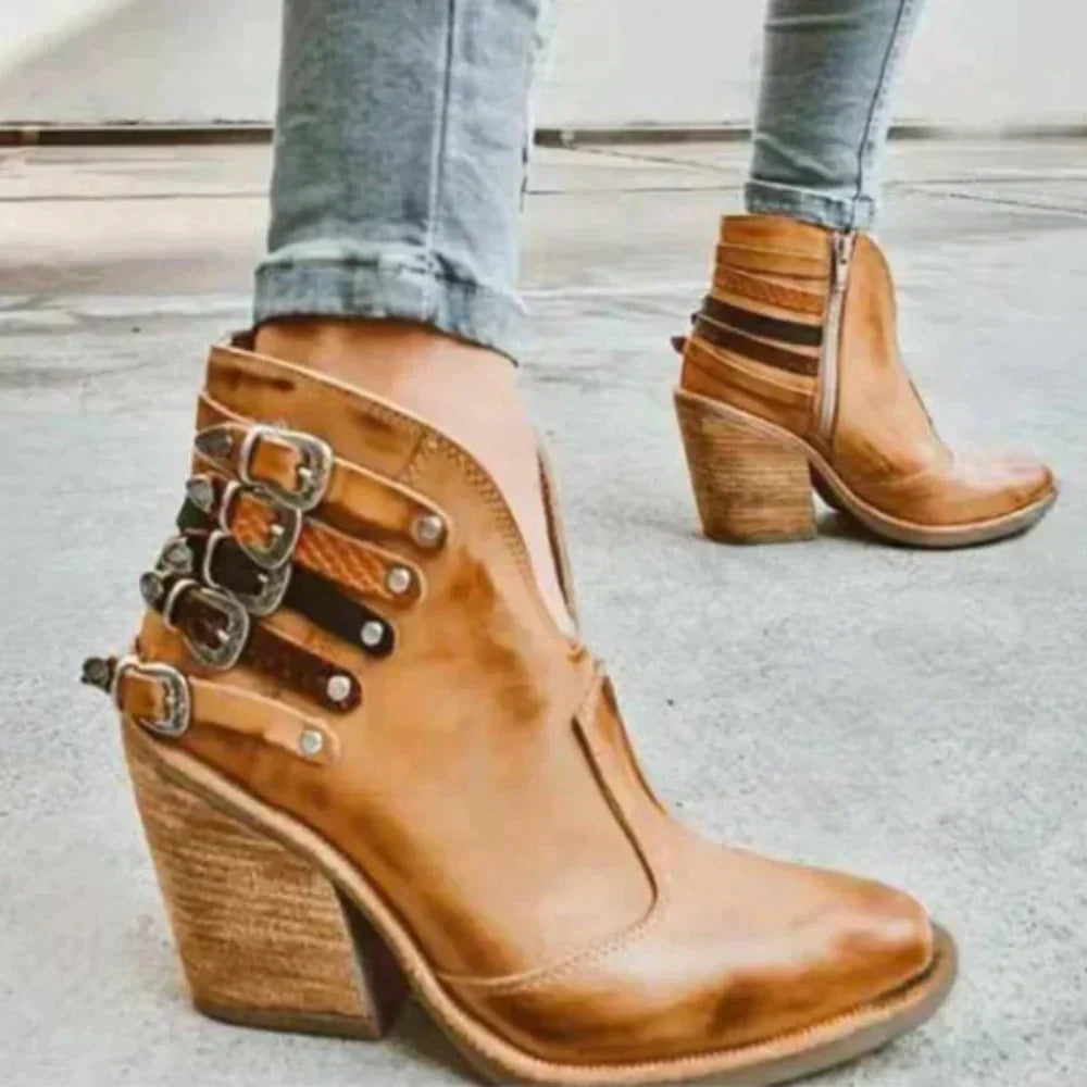 ModeGeist | Stiefel mit Nieten und Klobigem Schnallenverschluss