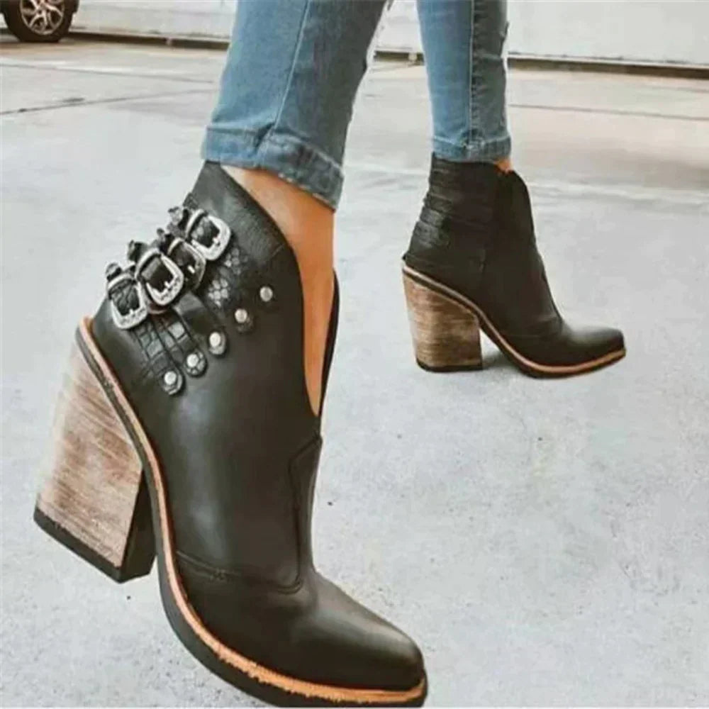 ModeGeist | Stiefel mit Nieten und Klobigem Schnallenverschluss