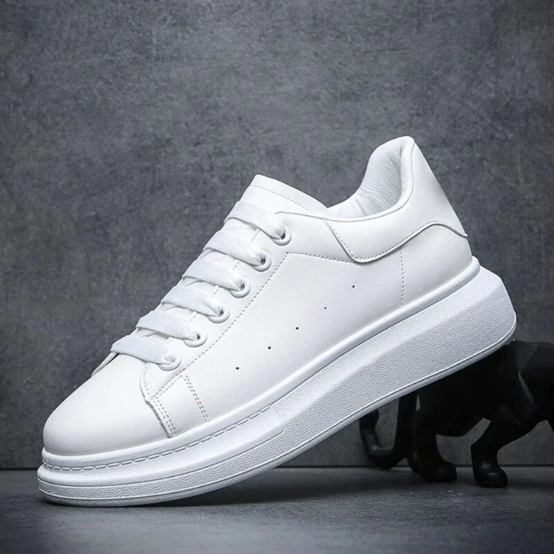 Herrensneaker: Weiß mit schwarzer Ferse