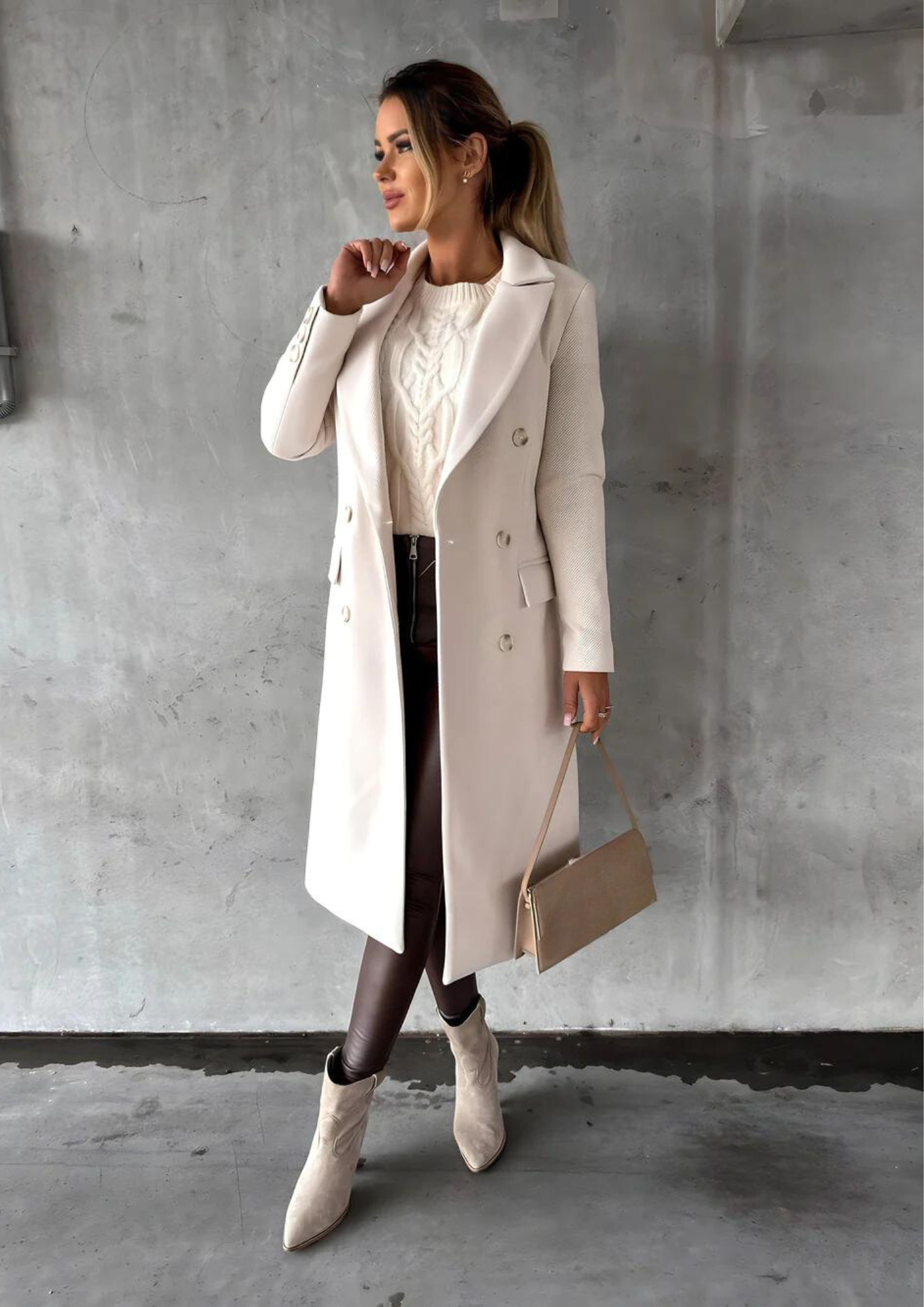 ModeGeist | Taillierter Damen Wollmantel mit Langer Passform und Knöpfen