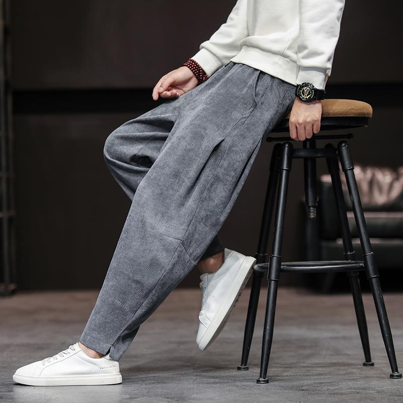 Herrenhose mit weitem Bein und entspannter Passform