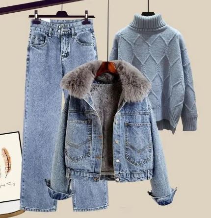 ModeGeist | Drei Teiliger Satz Bestehend Aus Jeans, Einer Jeansjacke und Einem Gestrickten Pullover mit Hohem Kragen