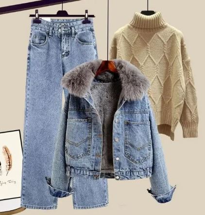 ModeGeist | Drei Teiliger Satz Bestehend Aus Jeans, Einer Jeansjacke und Einem Gestrickten Pullover mit Hohem Kragen