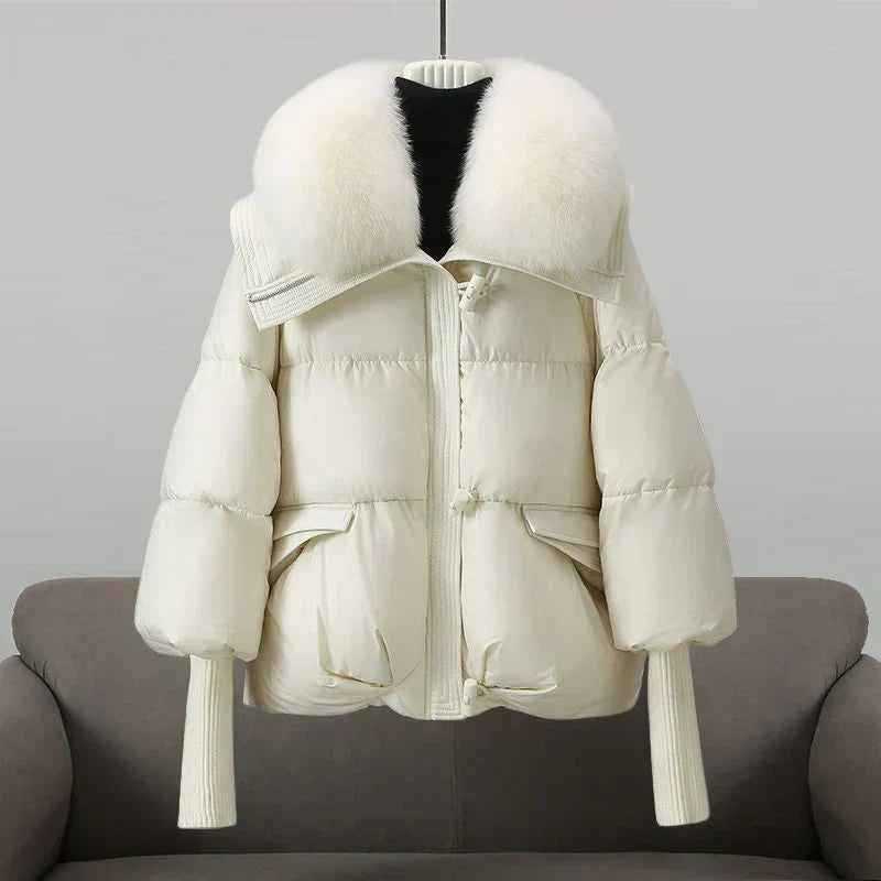 ModeGeist | Glamouröse Daunenjacke mit Kunstpelzkragen für Damen