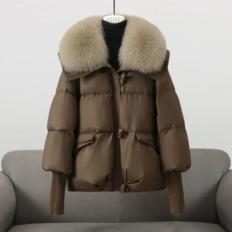 ModeGeist | Glamouröse Daunenjacke mit Kunstpelzkragen für Damen