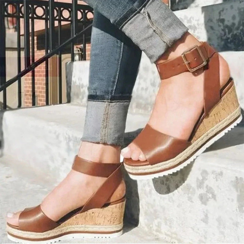 Damen-Keilsandalen von Dana mit verstellbarer Schnalle im stylischen Design