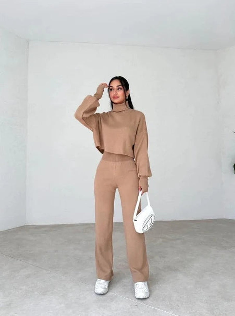 Damen-Set Elena: Rollkragenpullover, Strickhandschuhe & Hose im eleganten Stil