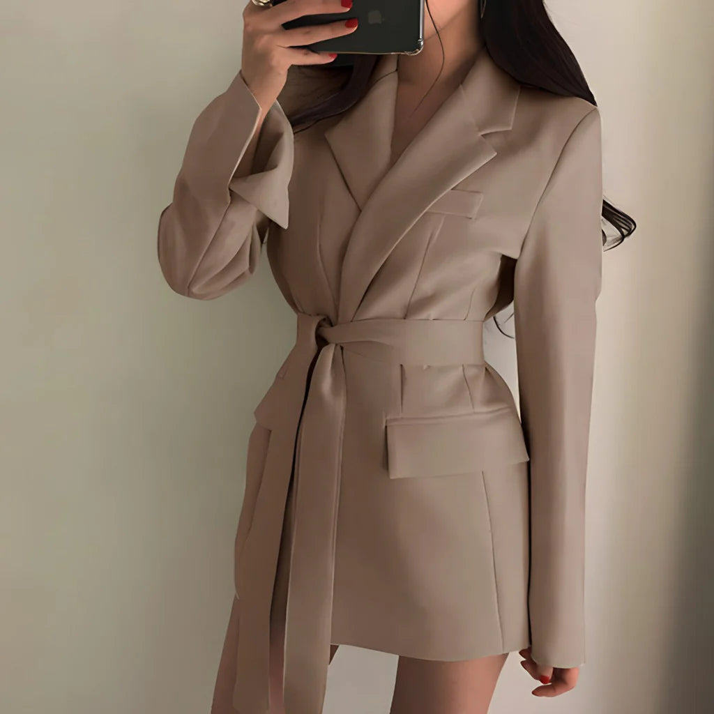 ModeGeist | Gürtel-Blazer – Elegante Struktur & Vielseitiger Stil
