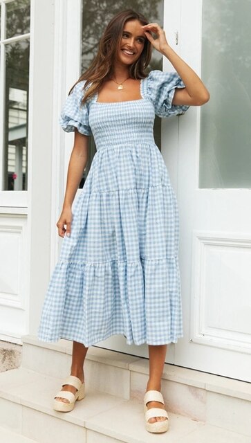Paulas Maxikleid mit quadratischem Ausschnitt