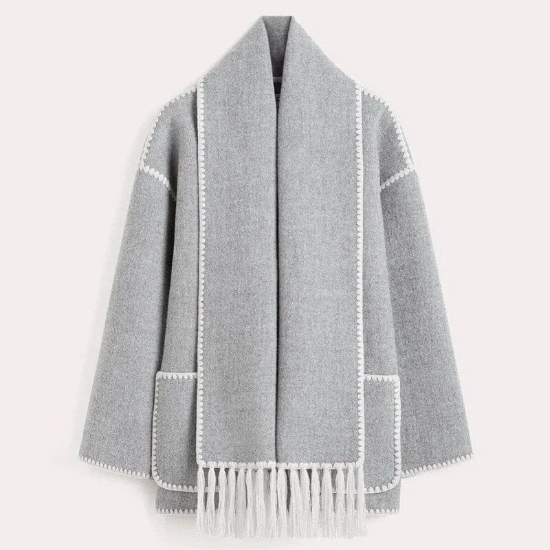 ModeGeist | Kontrastbesatz Schal Wollmantel Fransen Taschen Detail Oberbekleidung