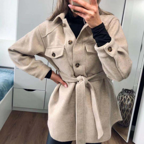 ModeGeist | mittellanger beiger Knopf-jacke mit Gürtel - vielseitige Außenbekleidung für die Übergangssaisons
