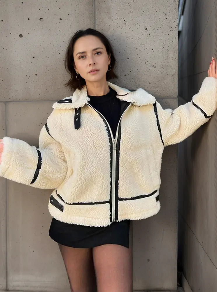 ModeGeist | Lässige Jacke mit Pelzkragen und Farbblockierung