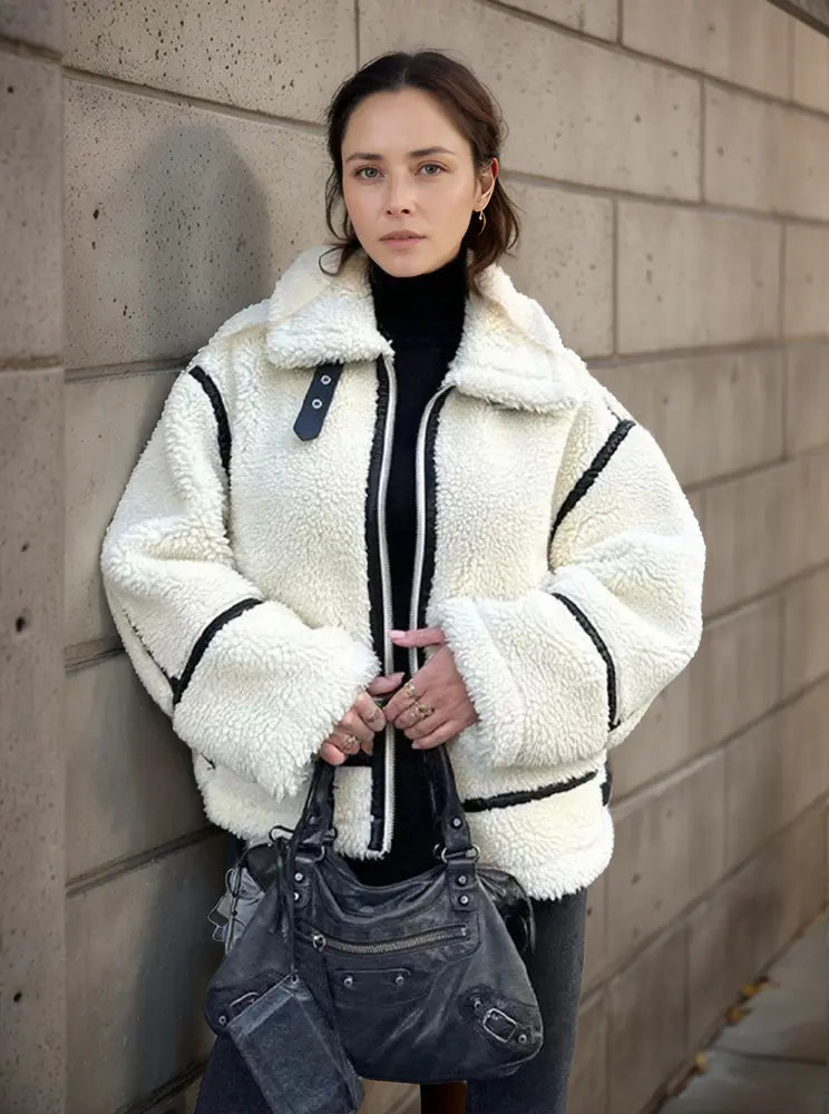 ModeGeist | Lässige Jacke mit Pelzkragen und Farbblockierung