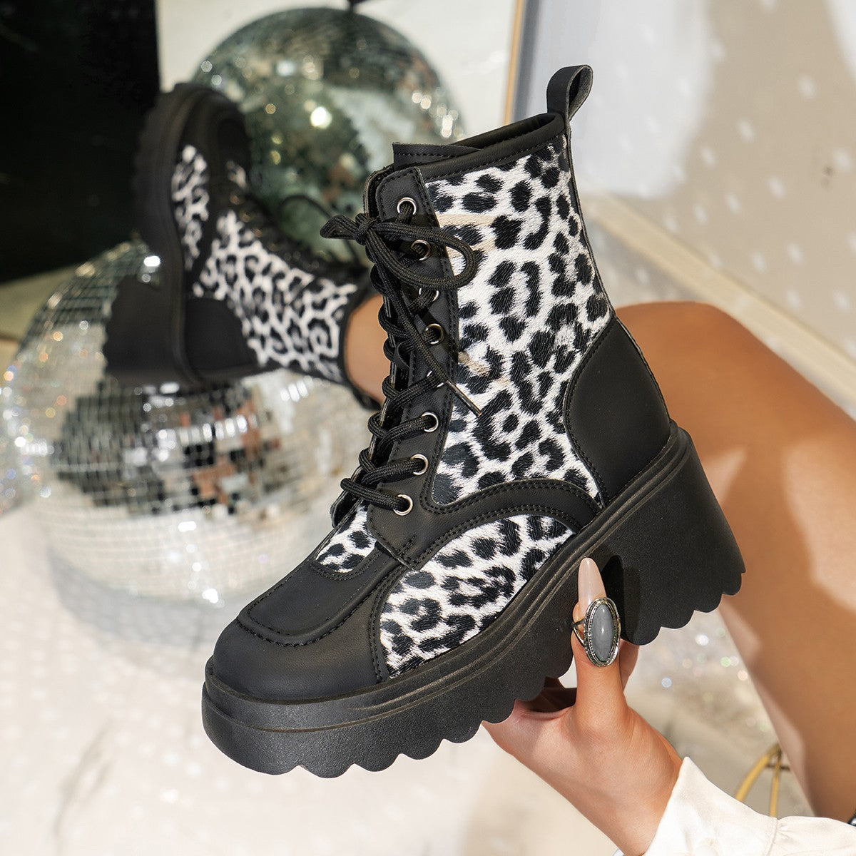 Markante Stiefel im Leopardenmuster