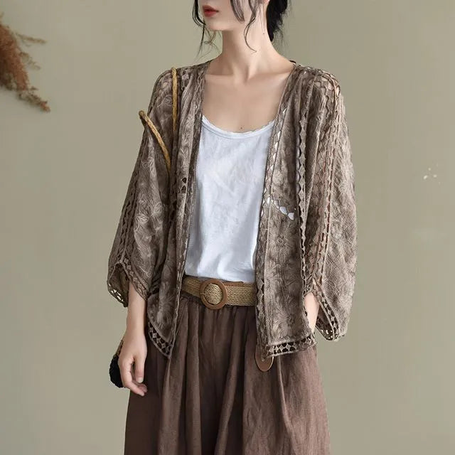 Kurze Baumwoll-Strickjacke Juliet mit Ausschnitten