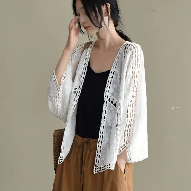 Kurze Baumwoll-Strickjacke Juliet mit Ausschnitten