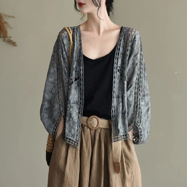 Kurze Baumwoll-Strickjacke Juliet mit Ausschnitten