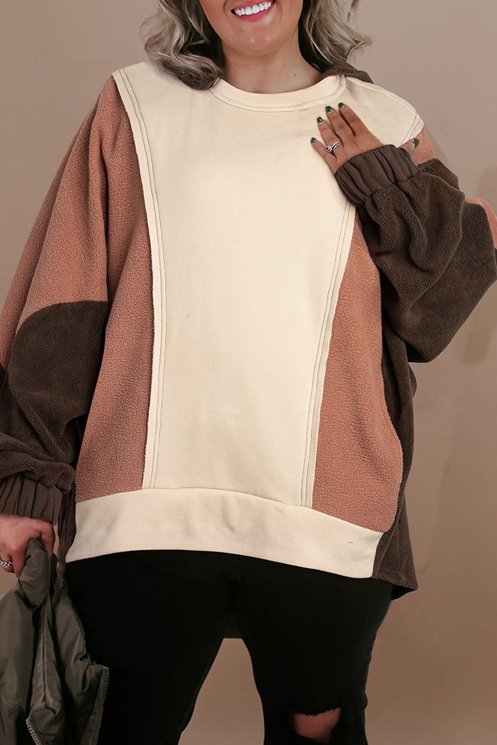 Großer brauner Kapuzenpullover mit Farbblock-Design und offener Naht von Fudus