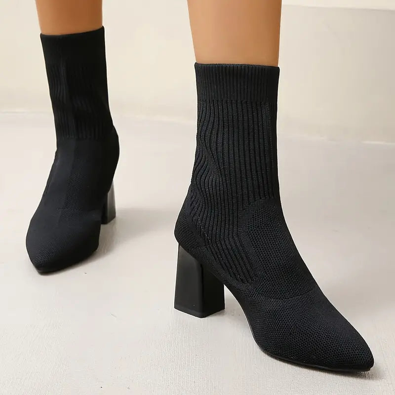 ModeGeist | Stiefeletten - Stricksockenstil - Spitzes Ende - Blockabsatz Komfortfit