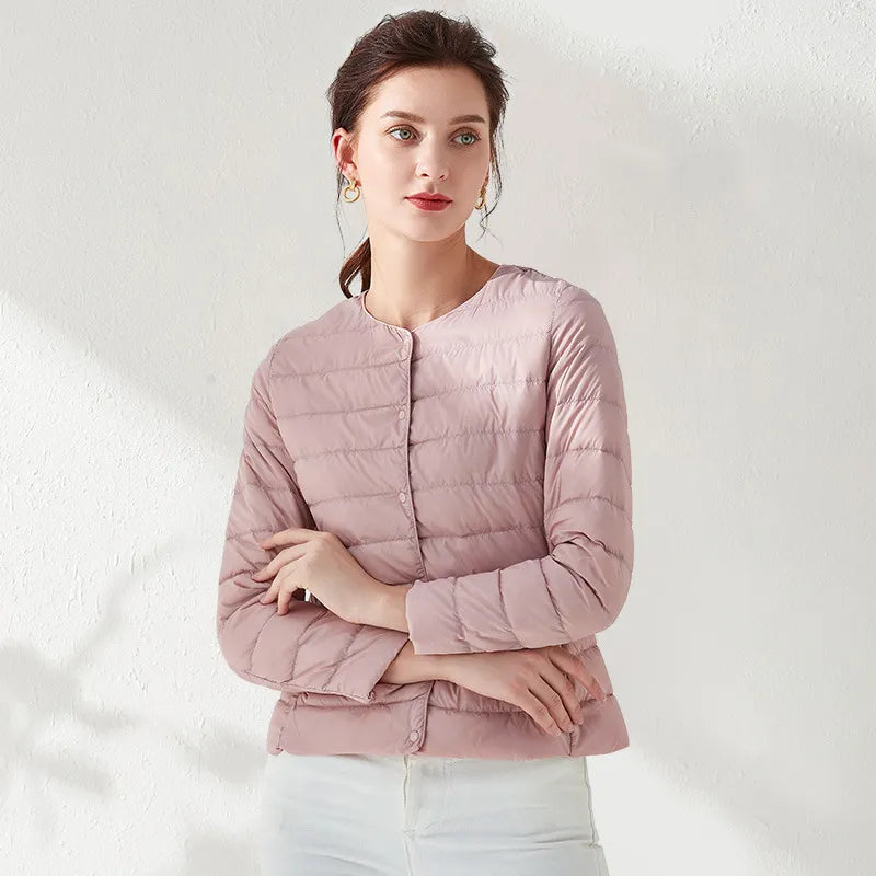 ModeGeist | Leichte, kragenlose und figurbetonende Damen-Daunenjacke