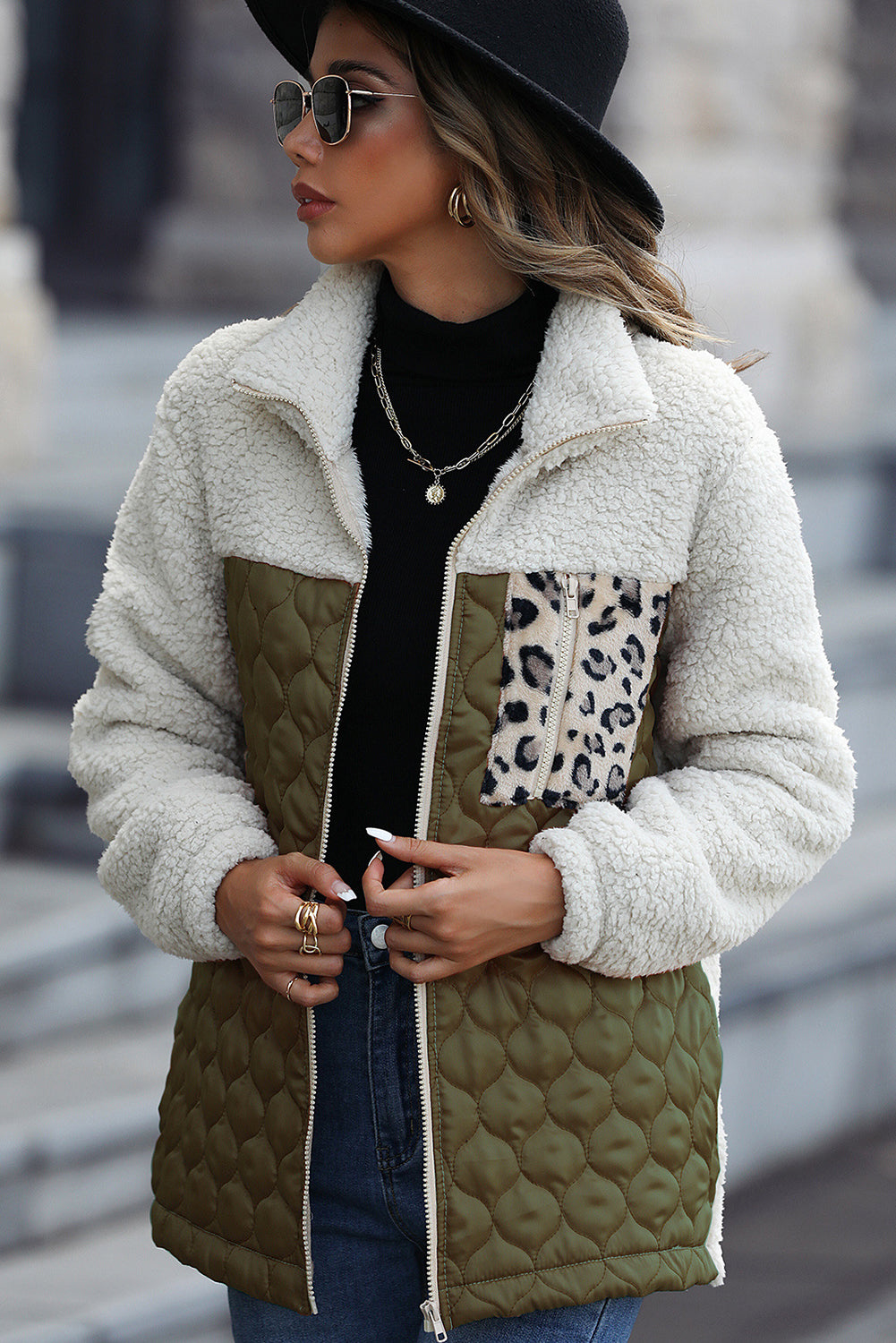ModeGeist | Zip-Jacke mit Stehkragen aus Sherpa mit Leoparden-Patches
