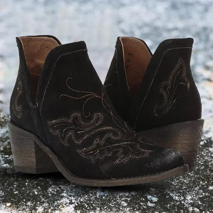 ModeGeist | Lässige Stiefeletten mit Hohem Absatz und Kosakenspitze