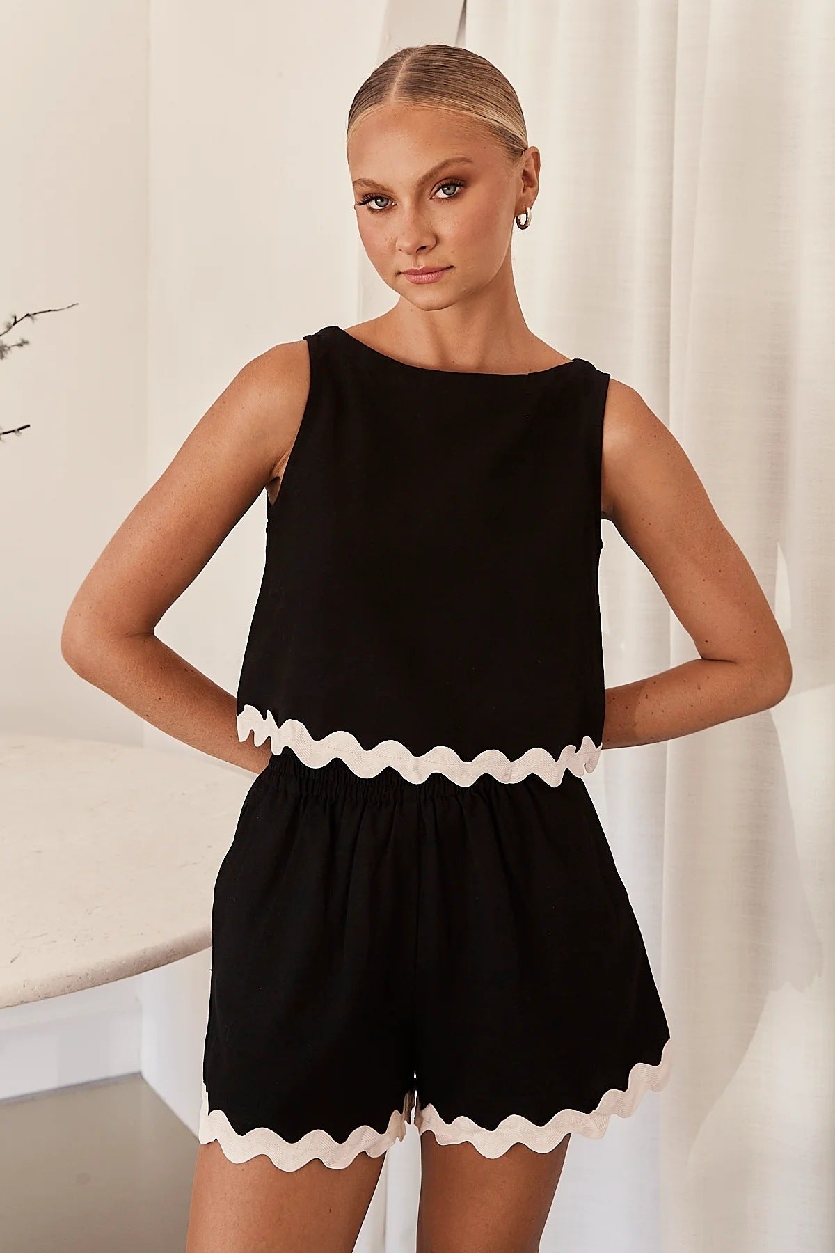 Lila Sommer-Outfit: Top ohne Ärmel und bequeme Shorts