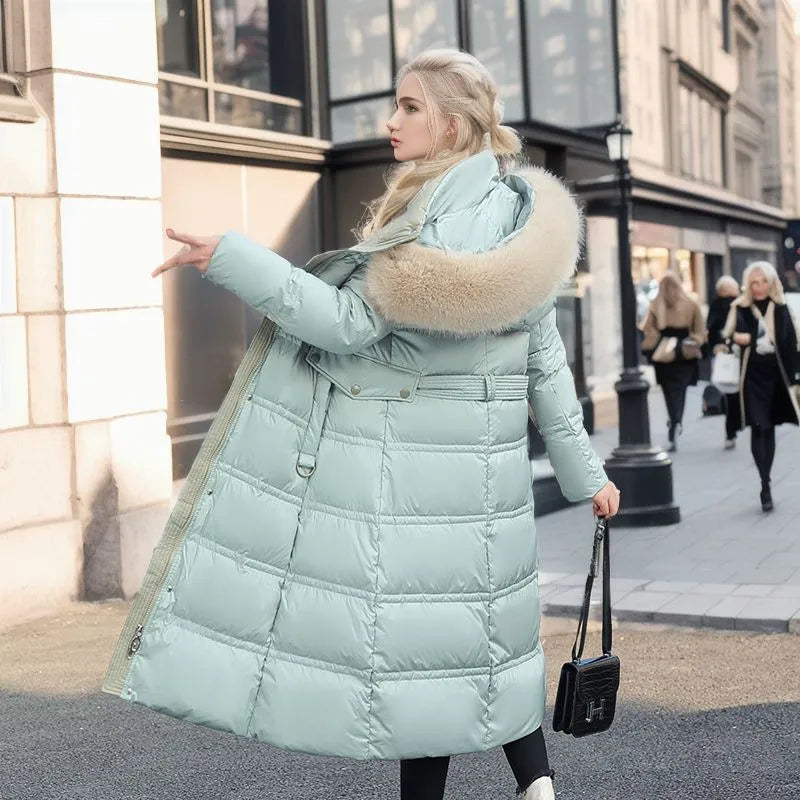 ModeGeist | Langer Wintermantel mit Kapuze aus Pelz und Gürtel für Frauen